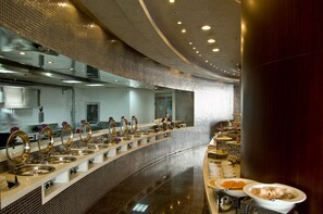 Daily buffet breakfast (CNY 108 per person)