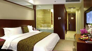 Quarto superior, 1 cama King | Frigobar (abastecido com alguns itens grátis), cofres nos quartos