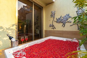 Bellus Suite with Private Jacuzzi & Pool View | Terrazza/patio