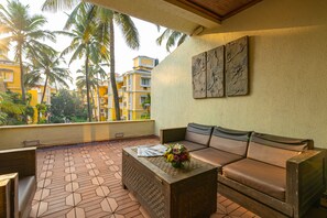 Bellus Suite with Private Jacuzzi & Pool View | Coin séjour