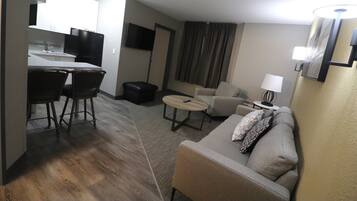 Suite, 1 chambre, non-fumeurs (1 Queen Bed) | Coin séjour | Télévision LED de 40 pouces avec chaßnes par cùble, télévision