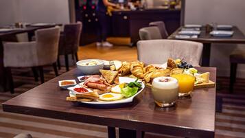 Petit déjeuner buffet servi tous les jours en supplément