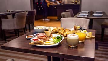 Petit déjeuner buffet servi tous les jours en supplément