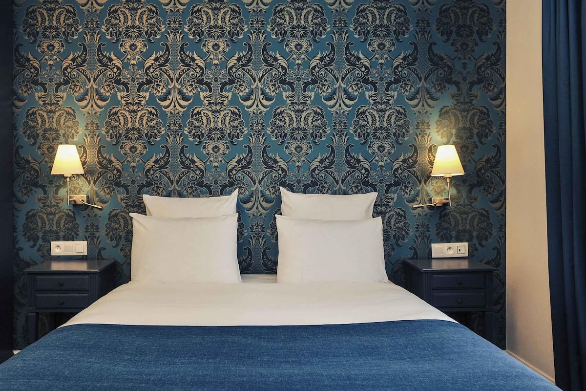 Premium bedding, in-room safe, desk, soundproofing