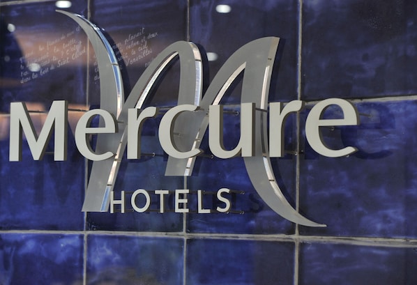 A hotel sign with the name "Mercure Hotels" in large, metallic letters. - Mercure Paris Saint Cloud Hippodrome (Saint-Cloud)