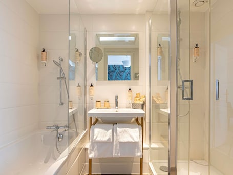 Eco-friendly toiletries, hair dryer, towels. Mercure Paris Saint Cloud Hippodrome