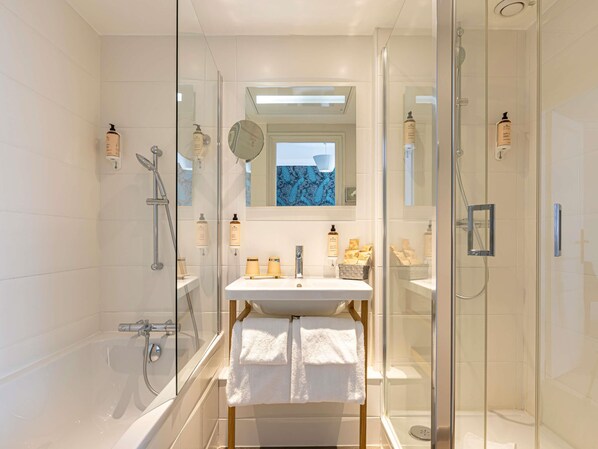 Eco-friendly toiletries, hair dryer, towels - Mercure Paris Saint Cloud Hippodrome (Saint-Cloud)