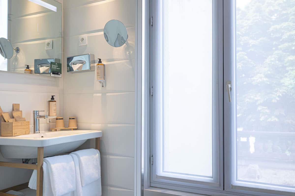 Premium bedding, in-room safe, desk, soundproofing