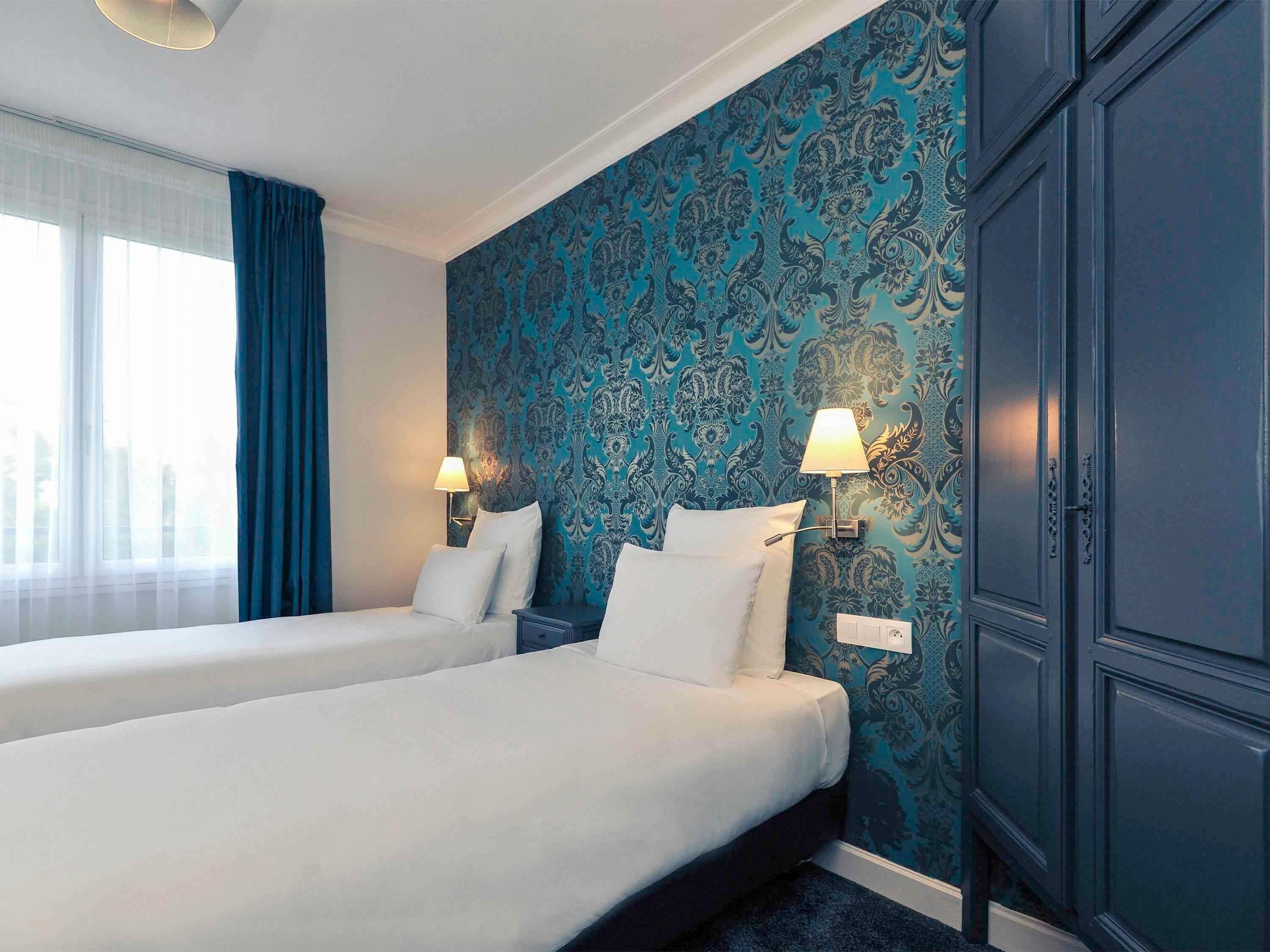 经典双床房, 2 张单人床 | 高档床上用品、客房内保险箱、办公桌、隔音