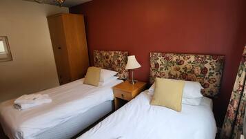 Phòng 2 giường đơn phong cách cổ điển | Trang trí khác biệt, trang bị nội thất với thiết kế riêng biệt