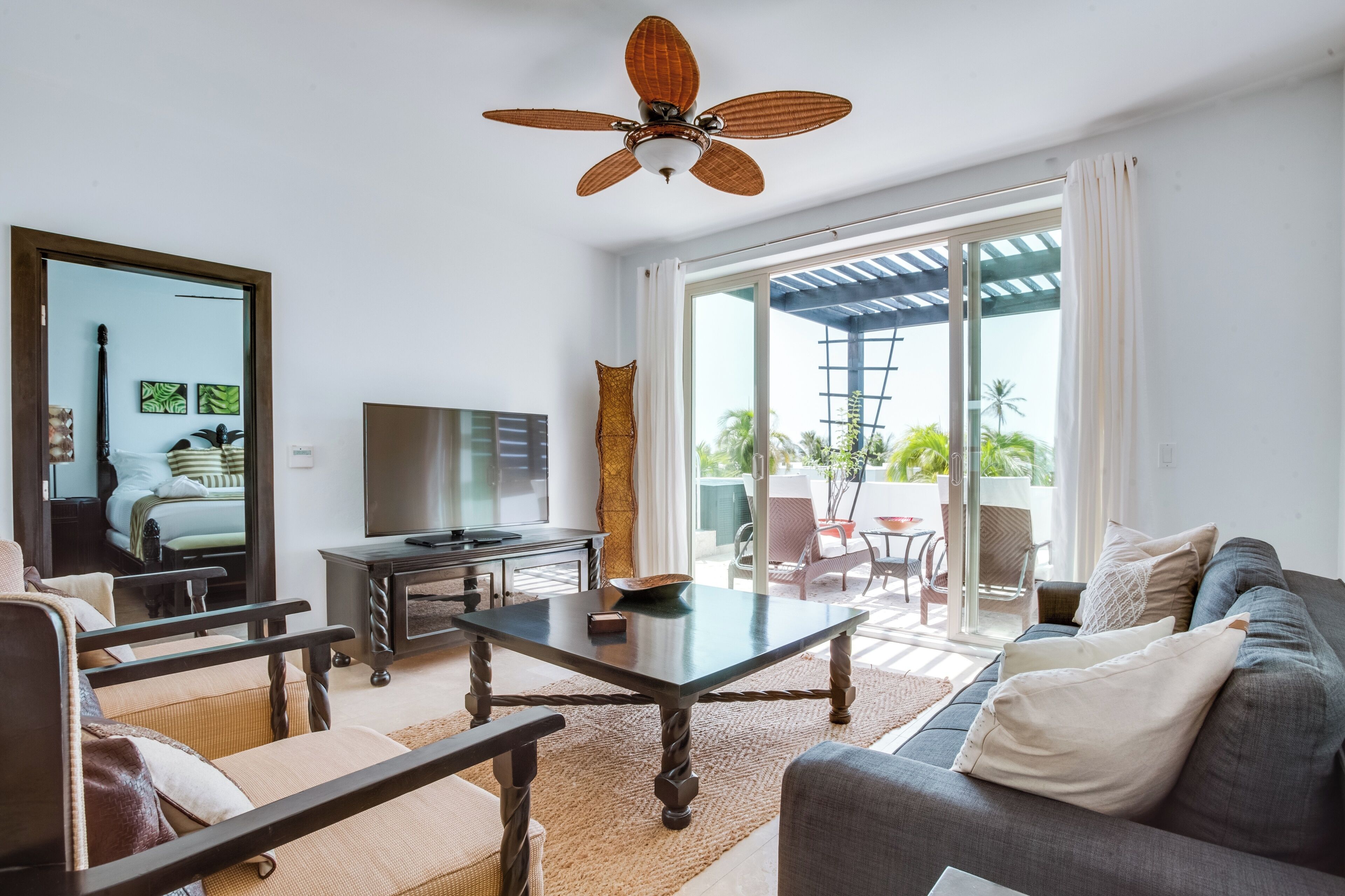 Télévision à écran plat, lecteur de DVD, station d'accueil iPod