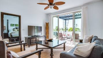 Télévision à écran plat, lecteur de DVD, station d'accueil iPod