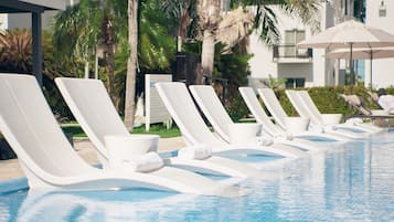 Utomhuspool, öppet 07.00 till 22.00, gratis cabanor och parasoller