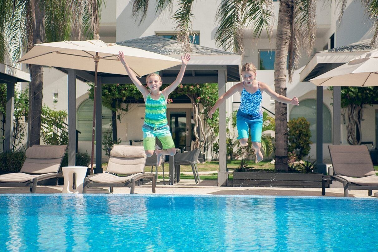 Piscine extérieure, cabanons gratuits, parasols de plage