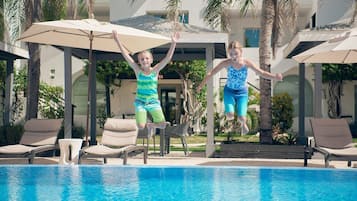 Piscina a l'aire lliure (horari: 07:00-22:00) i cabanes gratuïtes