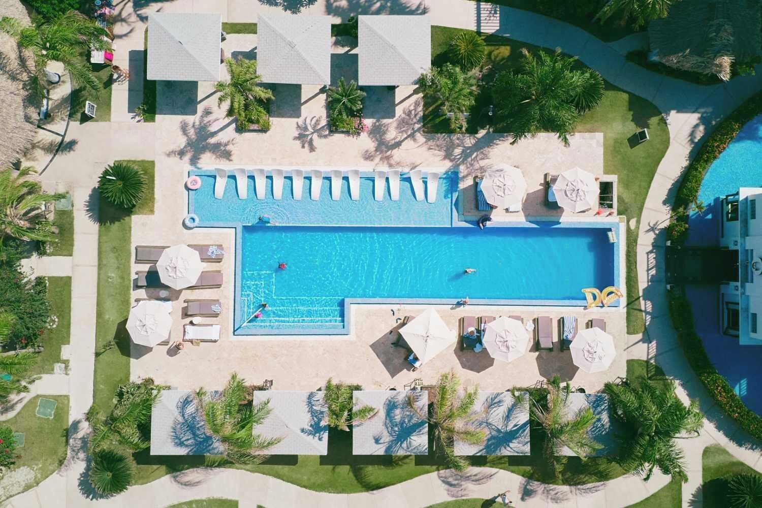 Alberca al aire libre y camas balinesas gratuitas 