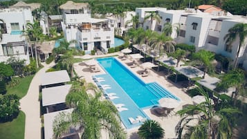 Piscine extérieure, cabanons gratuits, parasols de plage