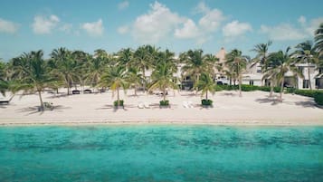 海灘、白沙、免費海灘小屋、躺椅