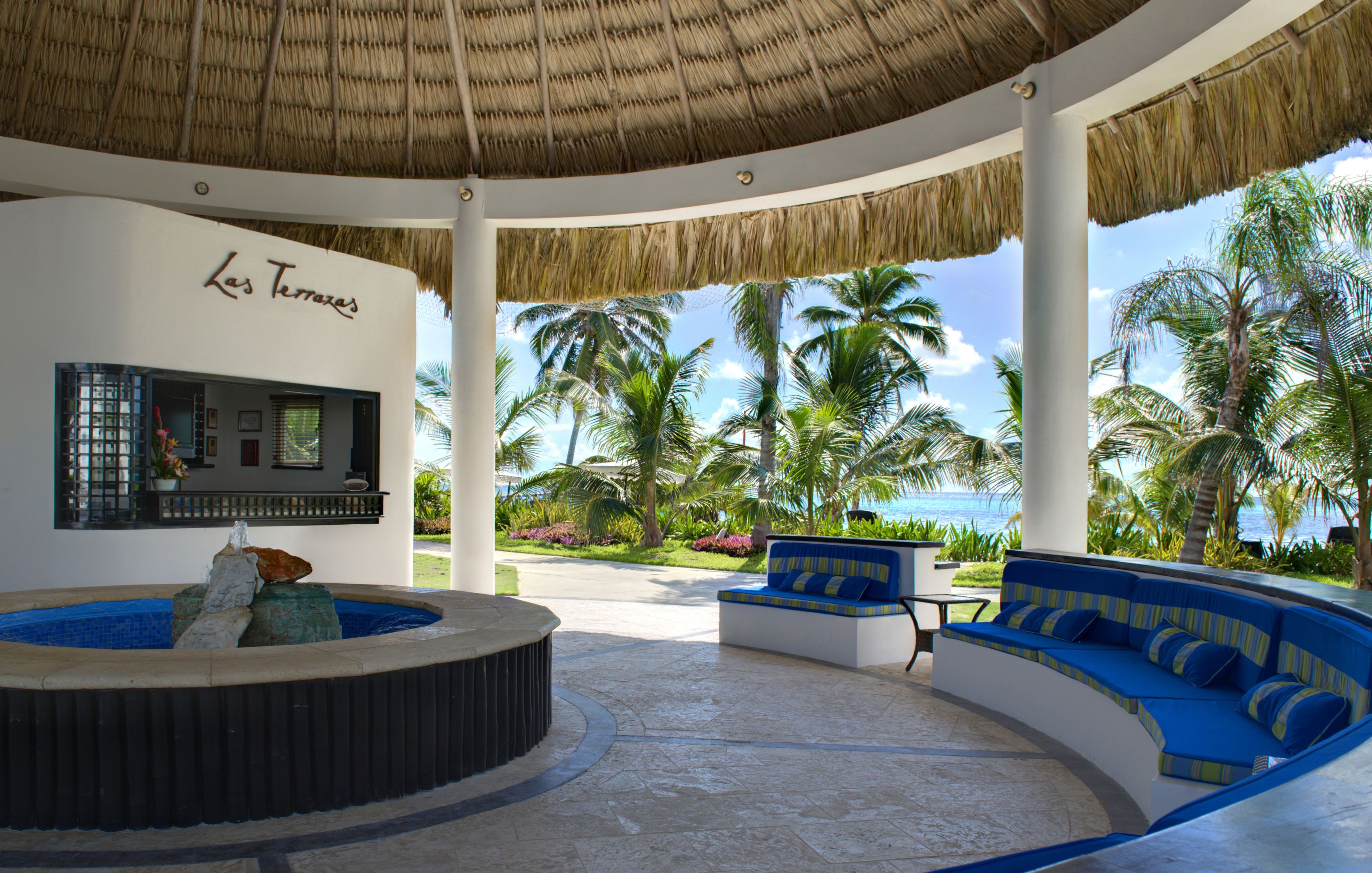 Un espacio al aire libre cubierto con piscina, un sofá y un letrero que dice "Les Temas".