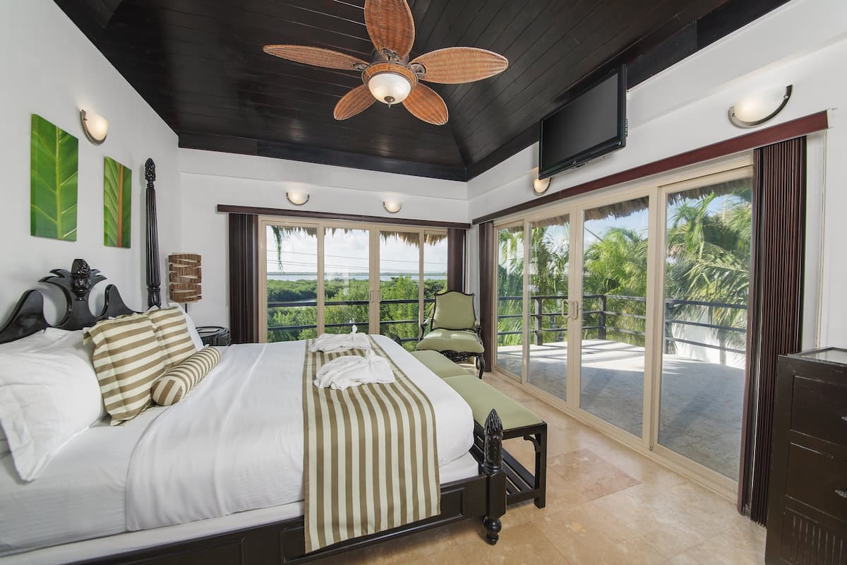 Three Bedroom Luxury Lagoon Villa | 1 dormitorio, ropa de cama de alta calidad, caja fuerte