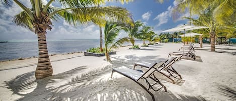 Am Strand, weißer Sandstrand, Cabañas (kostenlos), Liegestühle