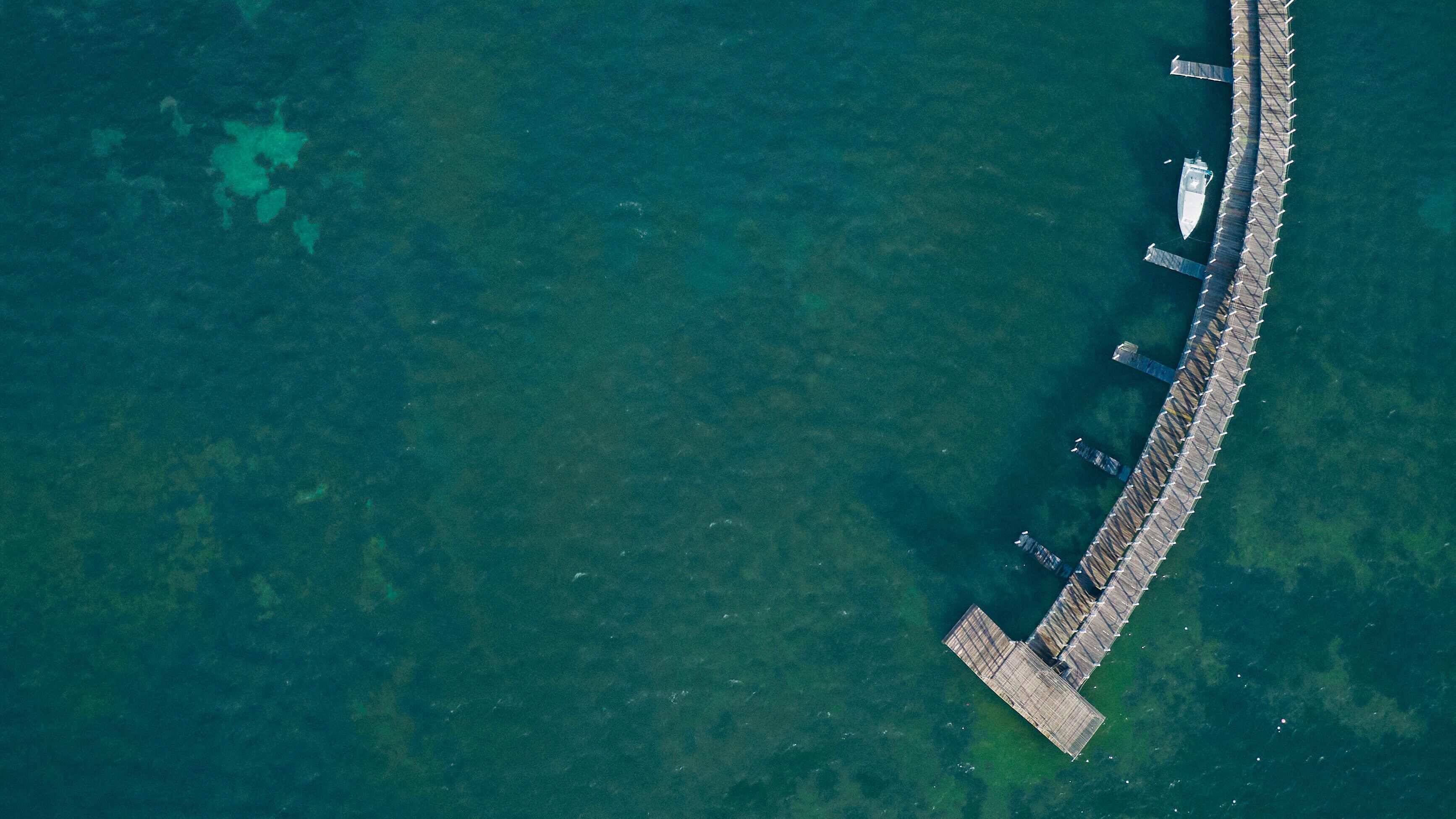 Luchtbeeld van een pier die zich uitstrekt over het water.