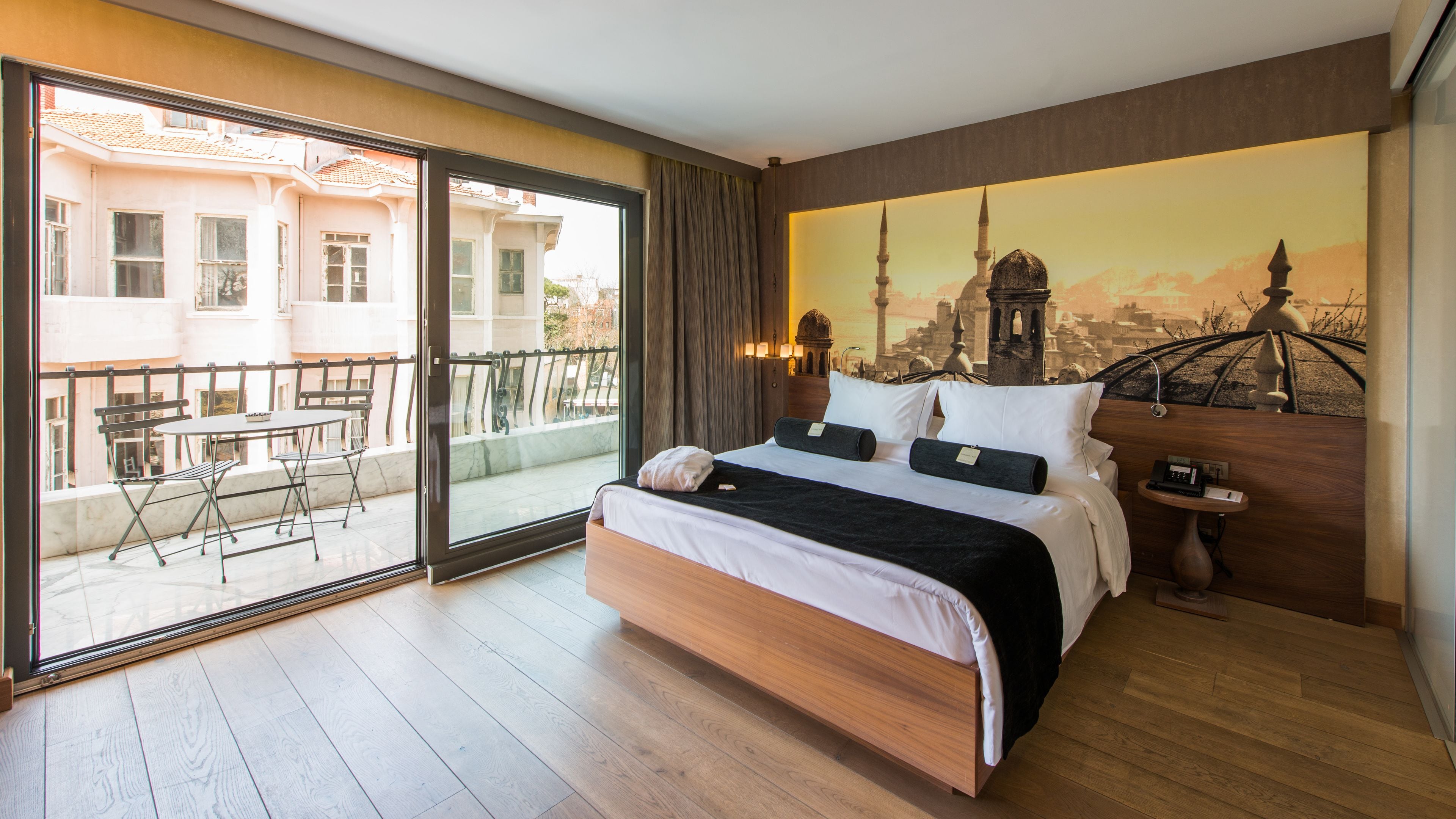 Hypo-allergenic bedding, minibar, in-room safe, desk