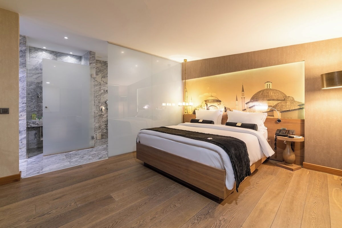 Courtyard Room With Terrace | Biancheria da letto ipoallergenica, minibar, cassaforte in camera