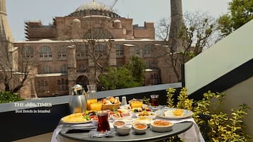 Grand Deluxe Room with Hagia Sophia View | Ropa de cama hipoalergénica y minibar