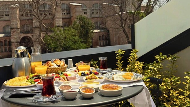 Grand Deluxe Room with Hagia Sophia View | Allergitestet sengetøy, minibar, safe på rommet og skrivebord