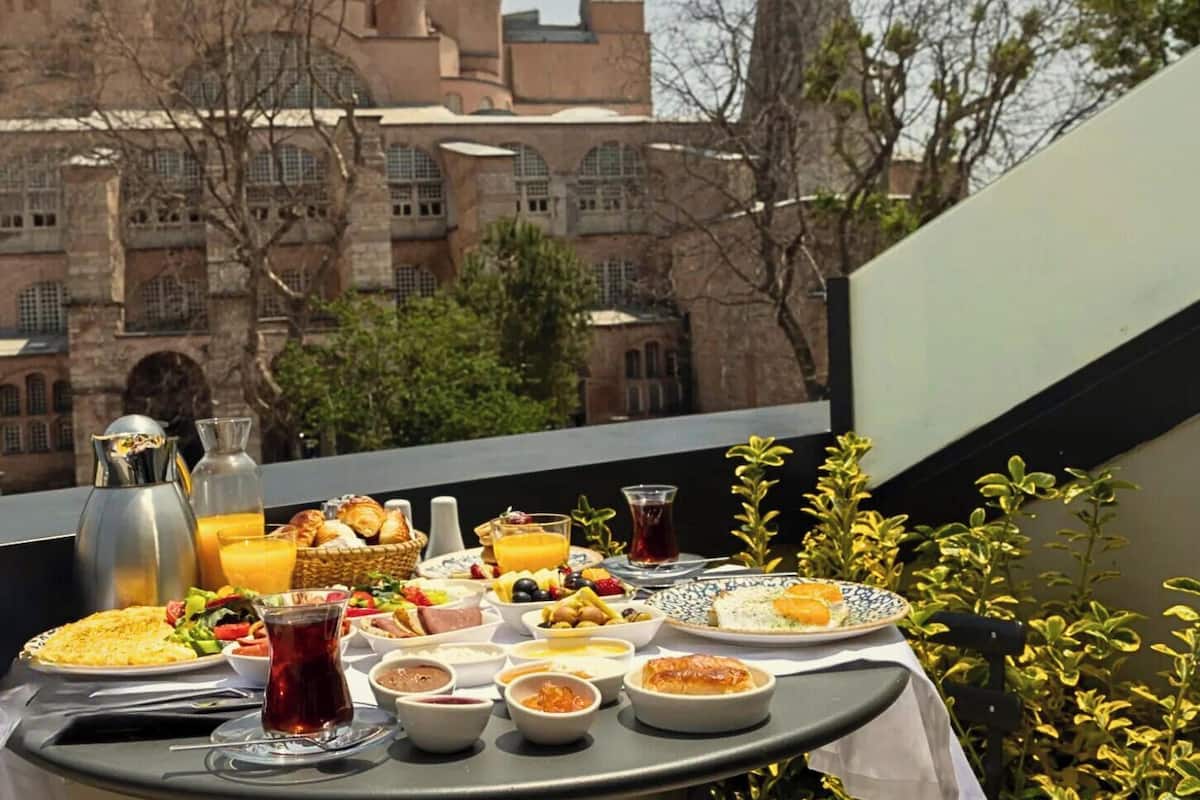 Grand Deluxe Room with Hagia Sophia View | Peralatan tempat tidur hipoalergenik, bar mini, peti besi dalam bilik