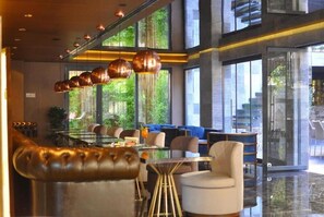 供应早餐、午餐和晚餐