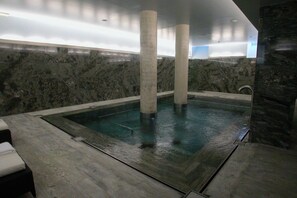 Piscine couverte, chaises longues