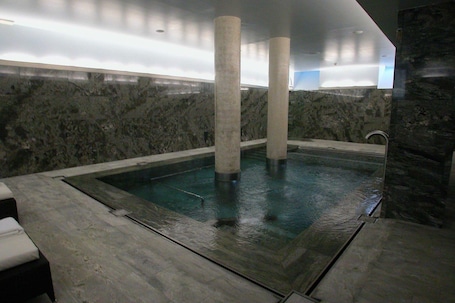 Una piscina cubierta, tumbonas. Gran Hotel - Balneario de Panticosa