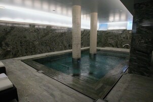 Indoor pool, sun loungers