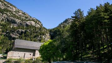 Een binnenzwembad en ligstoelen