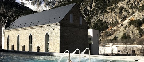 Una piscina cubierta, tumbonas