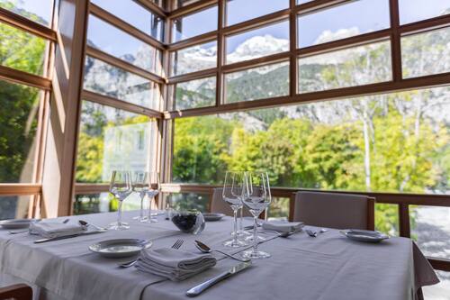 2 restaurantes; se sirven desayunos, almuerzos, cenas y cocina italiana