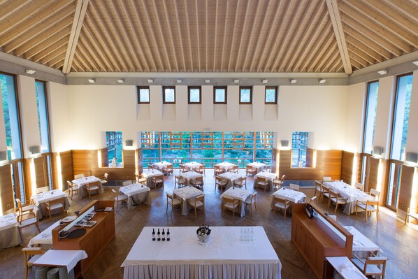 2 restaurants, breakfast, lunch, dinner served; Italian cuisine 