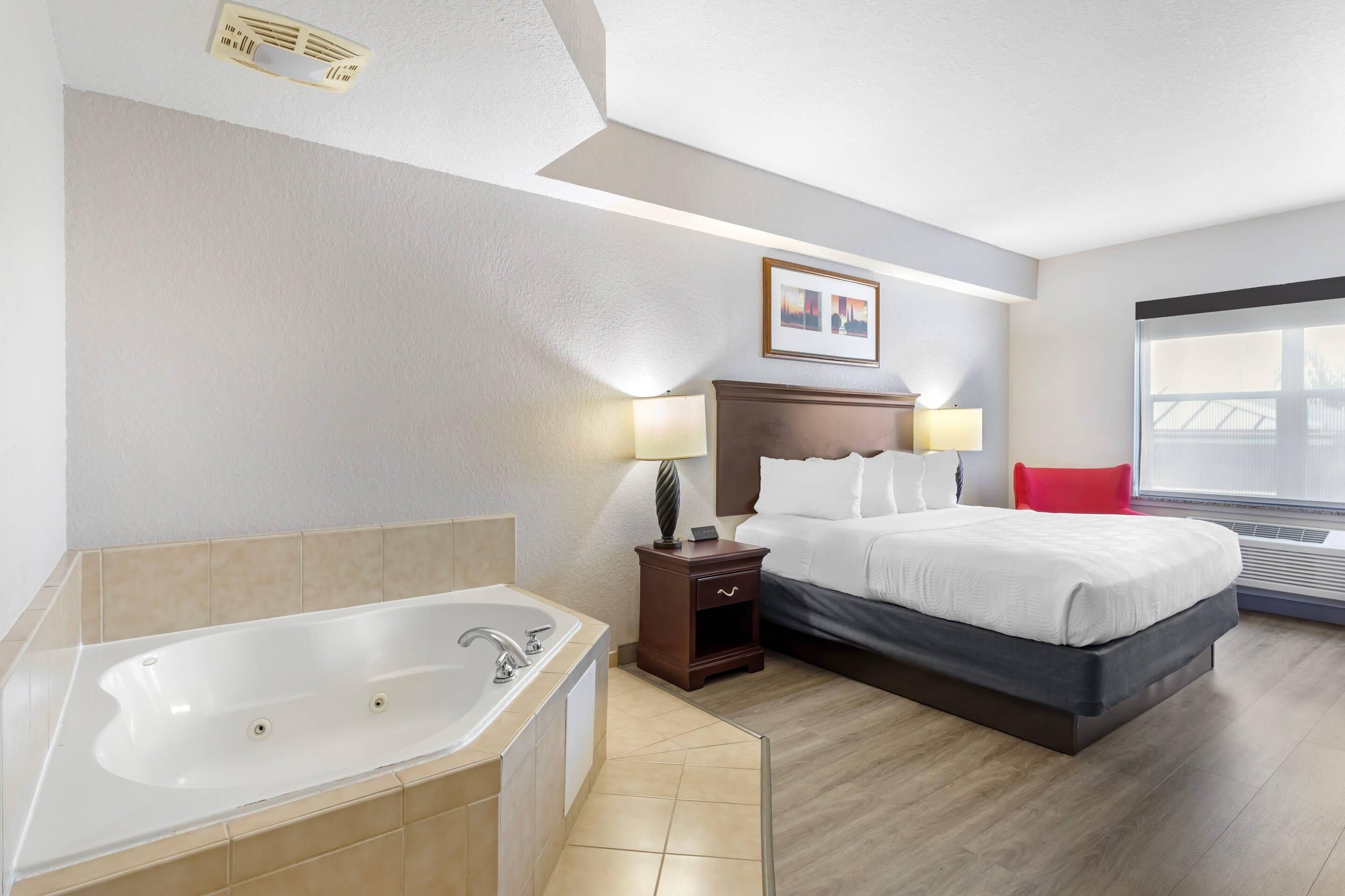 Literie de qualité, bureau, rideaux d’obscurcissement