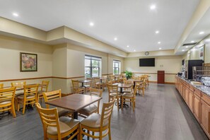 Free daily buffet breakfast  - Country Inn & Suites by Radisson, Jacksonville West, FL (Jacksonville)