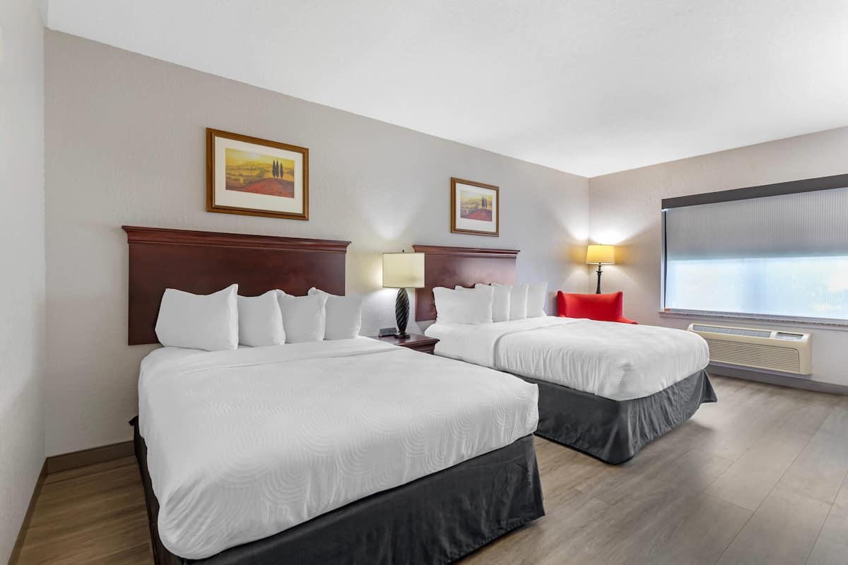 أغطية فراش متميزة ومكتب وستائر تعتيم ومكواة/لوح كي