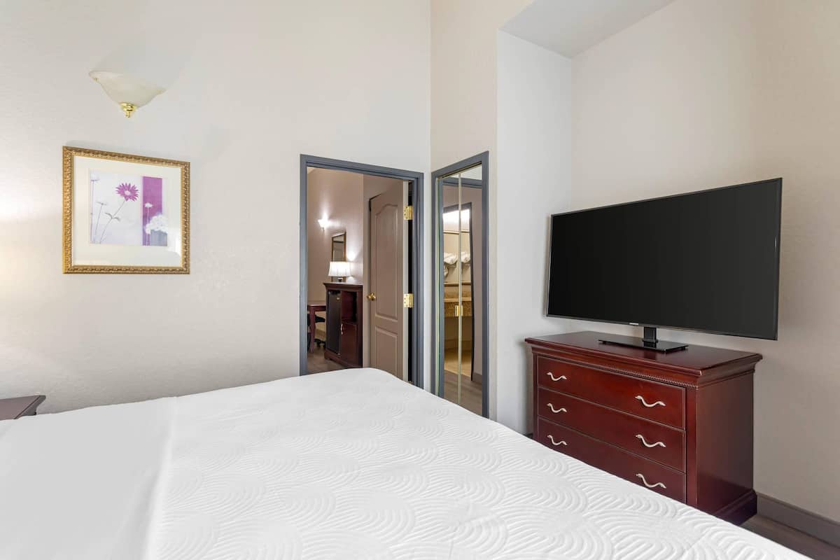 ห้องสวีท, เตียงคิงไซส์ 1 เตียง และโซฟาเบด, ปลอดบุหรี่ (1 Kingbed) | เครื่องนอนระดับพรีเมียม, โต๊ะทำงาน, ผ้าม่านกันแสง, เตารีด/โต๊ะรีดผ้า