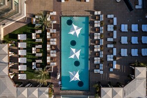 Una piscina al aire libre, cabañas de piscina (de pago), sombrillas