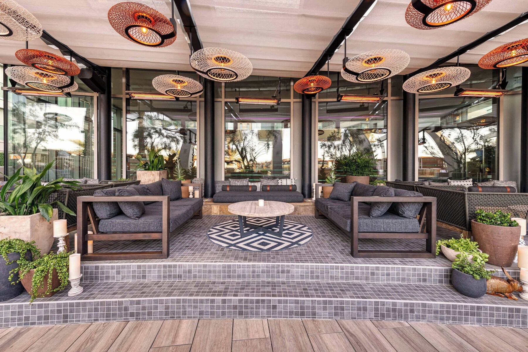 3 bars/lounges, rooftop bar, cocktail bar, rooftop bar