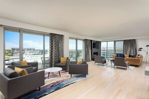 Suite, 2 habitaciones | Área de sala de estar | Televisión LED de 55 pulgadas con canales digitales y televisión 