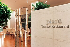 3 restaurants, breakfast, lunch, dinner served; Italian cuisine