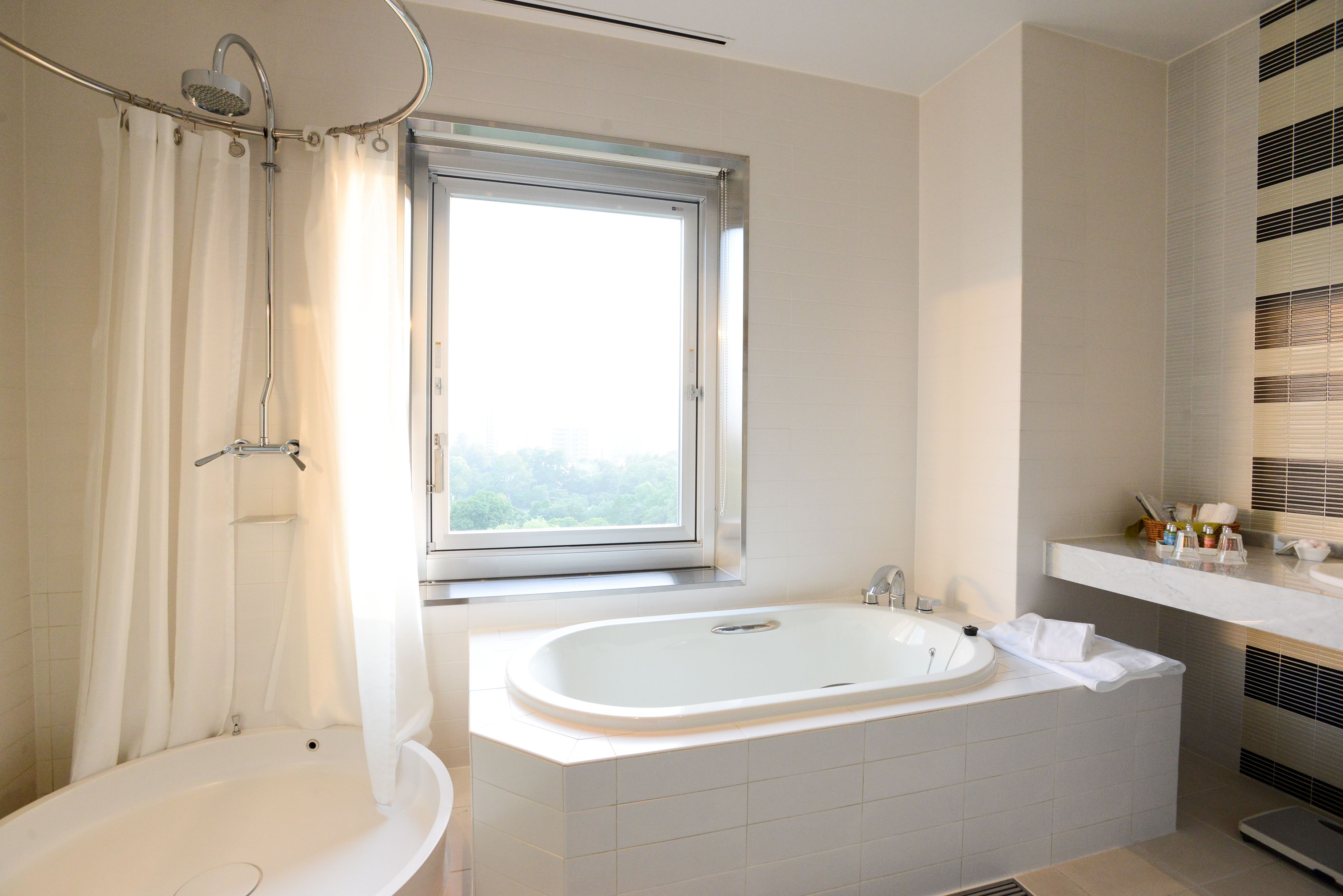 executive luxury twin room | bathroom | combined shower/bathtub, free toiletries, hair dryer, slippers