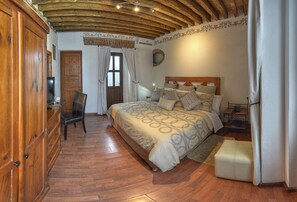 Junior-Suite, 1 King-Bett | Hochwertige Bettwaren, Zimmersafe, individuell dekoriert