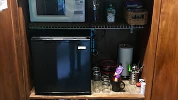 Refrigerador, microondas, cafetera y tetera y tetera eléctrica